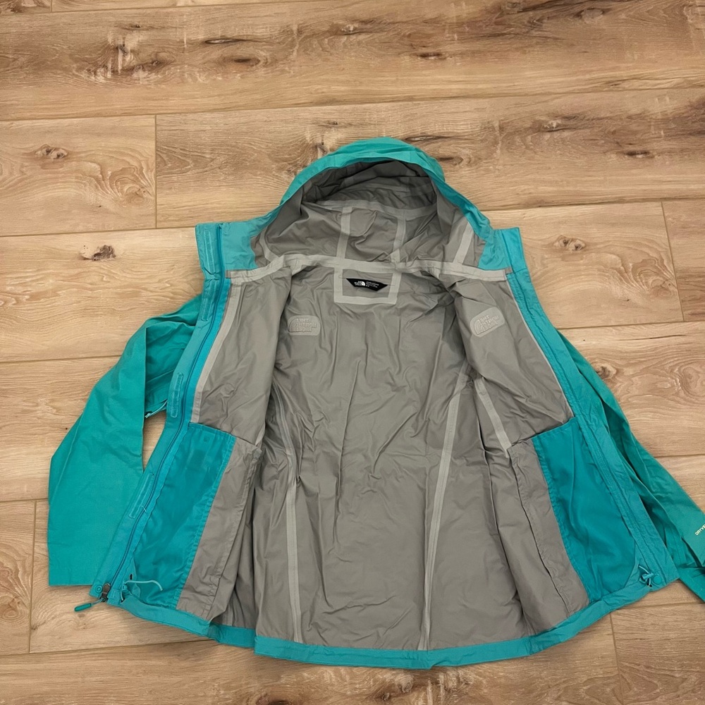 The North Face Women's Aqua Hooded Rain Jacket - Picture 3 of 9